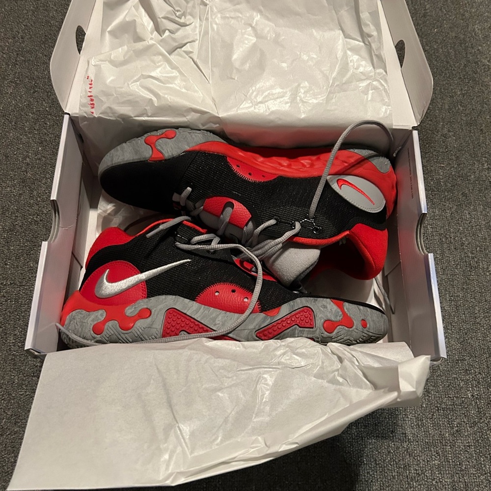 Nike Black and Red PG 5 Basketball Shoes - Picture 8 of 8
